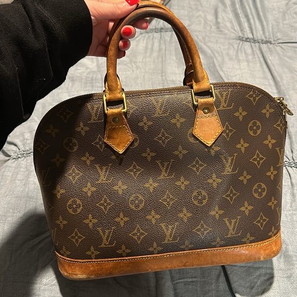 Vintage Louis Vuitton Alma handbag 👜 - Picture 2 of 5